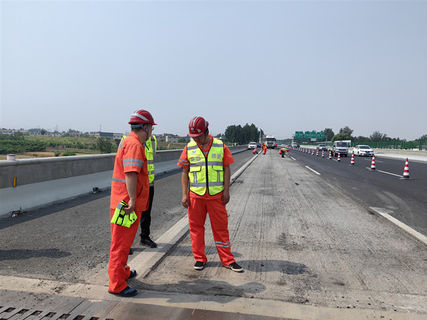 施工_副本.jpg 施工_副本.jpg