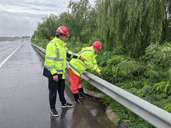 2025.8.4第一養(yǎng)護(hù)雨中巡查_副本.jpg 2025.8.4第一養(yǎng)護(hù)雨中巡查_副本.jpg